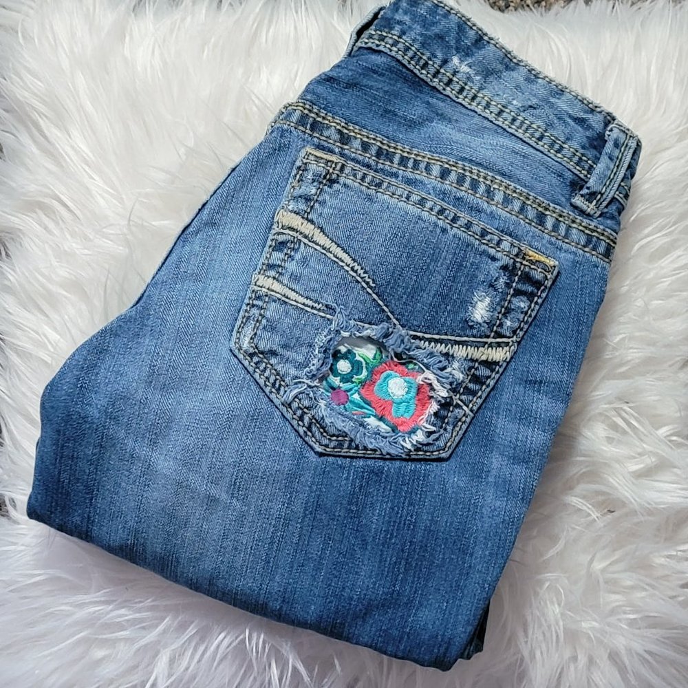 Aeropostale Embroidered Capris  EUC Boho Chic Size 5